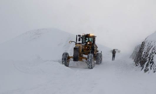 Van, Hakkari ve Bitlis'te kar yağışı: 406 köy ve mezranın yolu kapandı