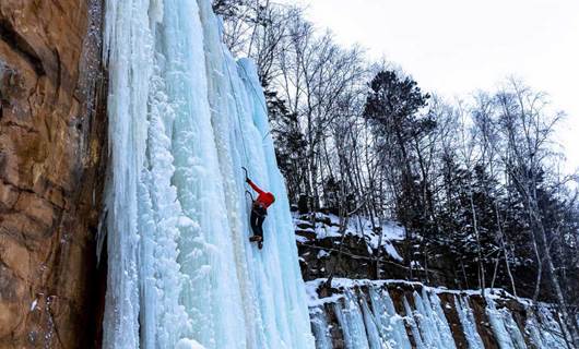 Fotoğraflarla Amerikalı dağcının buz tırmanışı