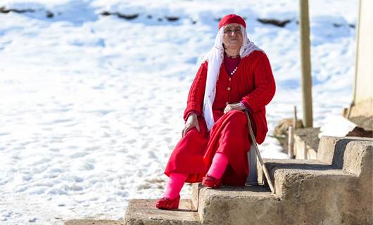 Bingöllü kadın 67 yıldır kırmızı kıyafet giyiyor