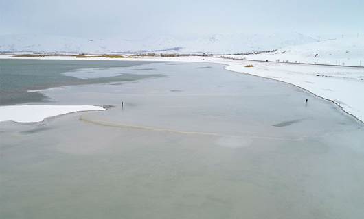 Tuzlu ve sodalı olmasına rağmen Van Gölü buz tuttu!