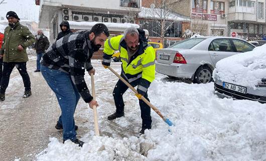 Dersim Belediyesi ve vatandaşlar imece usulüyle kar temizledi