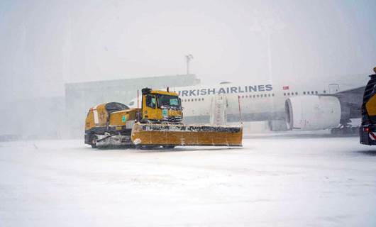 İstanbul’da kar hayatı durdurdu, AVM’ler erken kapatıldı, uçak seferleri yapılamıyor