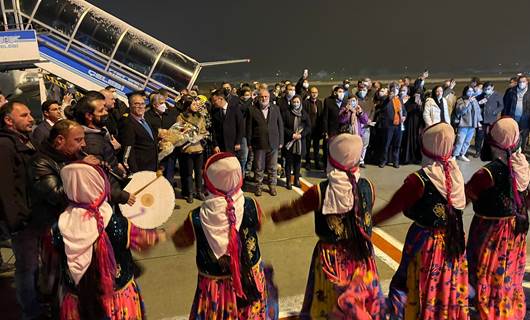 Van'a iniş yapan Tahran uçağındaki yolculara davul zurnayla karşılama
