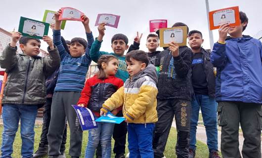 İstanbul’da çocuklara Kürtçe hikaye dağıtıldı