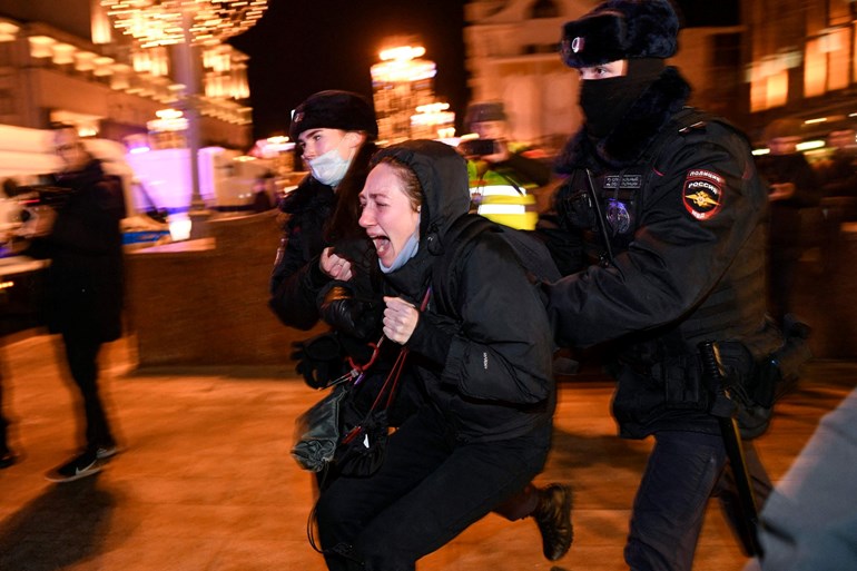 دەستگیرکردنی خۆپێشاندەرێک لەلایەن پۆلیسی رووسیاوە لە مۆسکۆ، وێنە، AFP