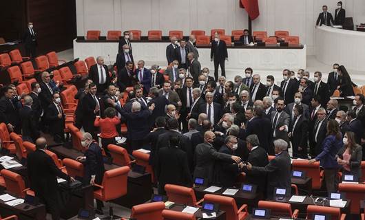 Meclis’te CHP ve MHP’li vekiller arasında yumruklu kavga!