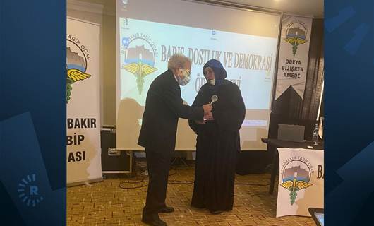 Diyarbakır Tabip Odası, ‘Barış, Dostluk ve Demokrasi Ödülü’nü Emine Şenyaşar’a verdi