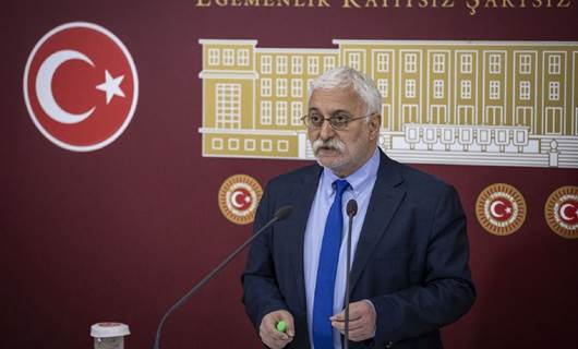 HDP’li Saruhan Oluç, basın toplantısı sırasında rahatsızlık geçirdi