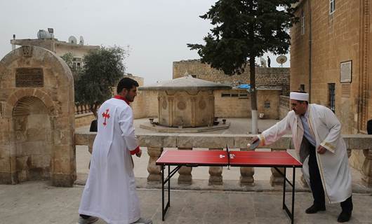 Mardin'de imam ile kilise üyesinden tenis maçı