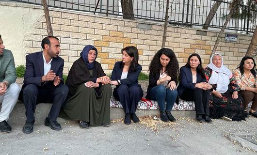 HDP heyeti Şenyaşar ailesinin Urfa Adliyesi önündeki iftarına katıldı