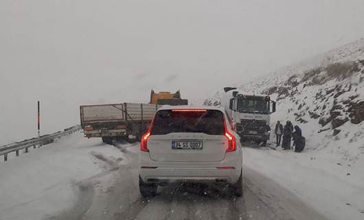 Van- Hakkari karayolu kar ve tipi nedeniyle ulaşıma kapatıldı