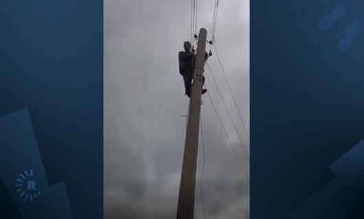 Köyüne hizmet götürülmediğini belirten muhtar protesto için elektrik direğine tırmandı