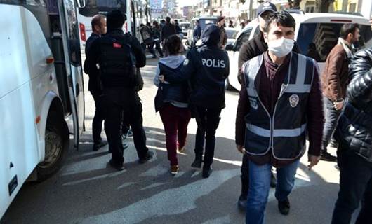 Batman'da polis baskını: 11 HDP'li kadın gözaltına alındı