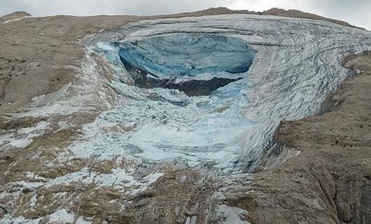 Alplerde buz kütlesi çöktü: 6 kişi yaşamını yitirdi