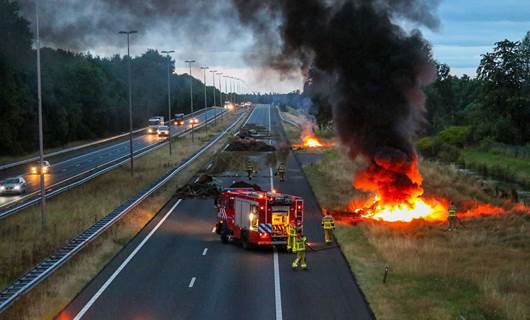 Hollanda'da yol kapatan çiftçiler saman balyalarını ateşe verdi