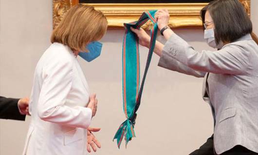 Tayvan Pelosi'ye 'şeref madalyası' verdi