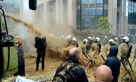 Hollanda'da çiftçiler eylemde: Polise gübre ve saman sıktılar