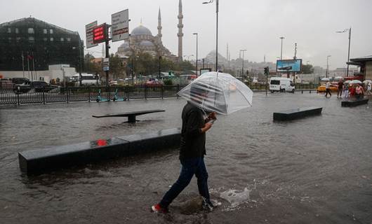 İSTANBUL- Yoğun yağış hayatı felç etti, yollar göle döndü