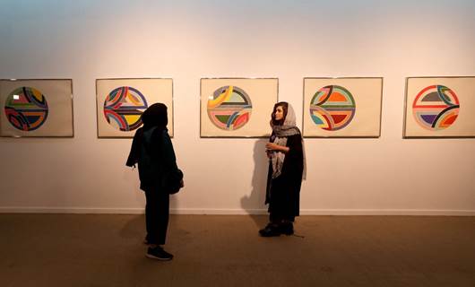 İran’da batılı sanatçıların eserlerinin sergilendiği müzeye binlerce kişi akın etti