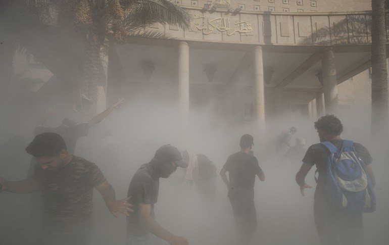 خۆپێشاندەران لەبەردەم کۆشکی حکومی لە بەغدا. وێنە: AFP