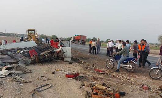 İran'da işçileri taşıyan kamyon ile minibüs çarpıştı: 16 ölü