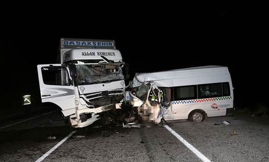Sivas'ta kamyon ile minibüs çarpıştı: 8 ölü, 9 yaralı
