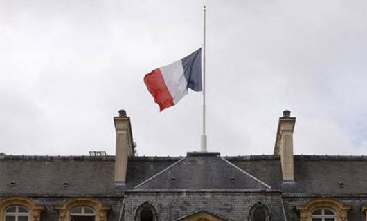 Fransa'da bazı belediyeler Kraliçe için bayraklarını indirmeyi reddetti