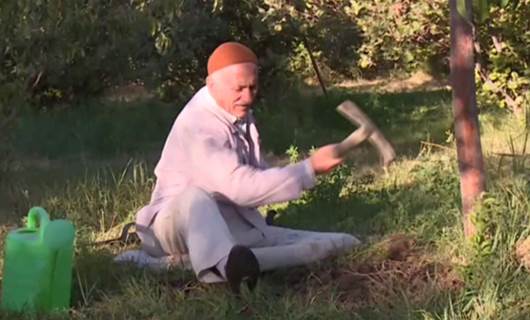 37 yaşında bacağını kaybeden Vanlı amca yüzlerce ağaç dikti