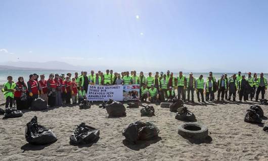 Van’da Dünya Temizlik Günü'nde sahildeki çöpler temizlendi