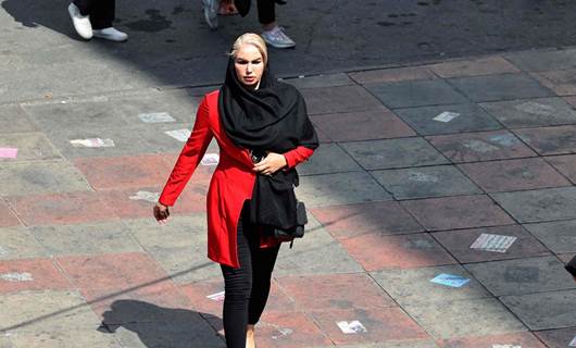 FOTO- Tahran caddelerinde Jina Emini sonrası 'başıaçık' kadınlar