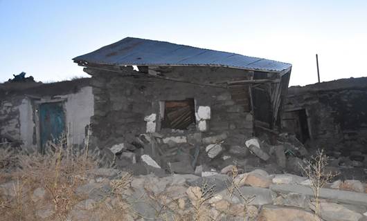 YENİLENDİ – Ardahan’daki depremde köy evlerinde hasar oluştu
