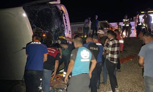 Urfa'da yolcu otobüsü ile kamyonet şarampole devrildi