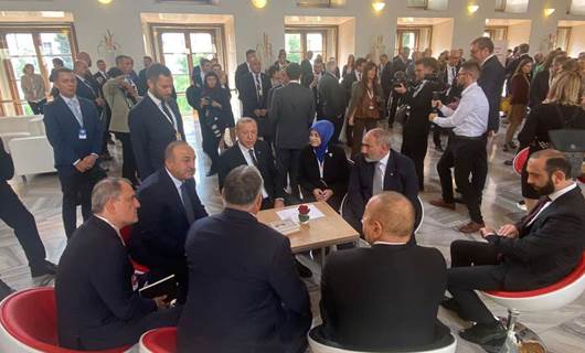 Erdoğan Prag’da Aliyev ve Paşinyan ile bir araya geldi