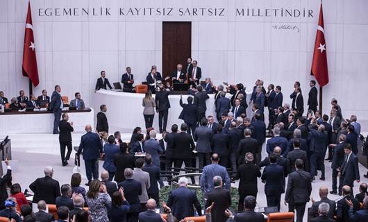 TBMM'de ‘Dezenformasyonla Mücadele Yasası’ oturumu protestolar nedeniyle ertelendi