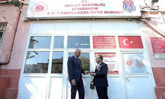 Bozdağ, Diyarbakır Cezaevi anahtarını Ersoy'a teslim etti