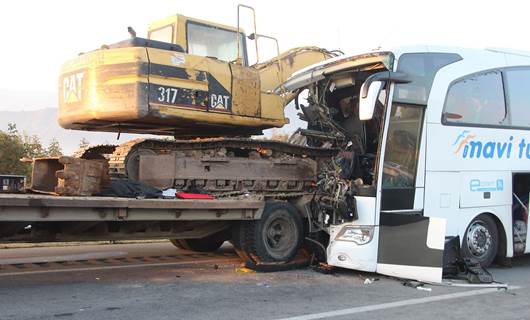 Yolcu otobüsü ile tır çarpıştı: 3 ölü, 8 yaralı