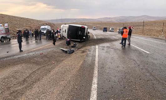 SİVAS - Düzensiz göçmenleri taşıyan otobüs devrildi: Ölü ve yaralı var