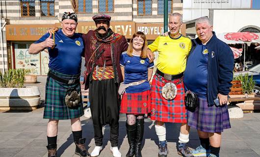 Scotlandî bi cil û bergên xwe yên netewî li Amedê geriyan