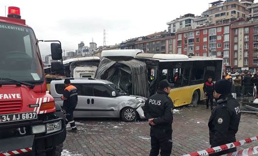 İstanbul'da İETT otobüsü ile tramvay çarpıştı: Yaralılar var