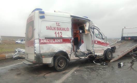 Diyarbakır'da hasta çocuğu taşıyan ambulans kaza yaptı, çocuk hayatını kaybetti