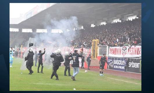 Batman Petrolspor-Şanlıurfaspor maçında olaylar çıktı: Maç tatil edildi, gaz bombası kullanıldı!