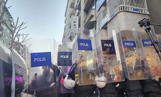 Diyarbakır'da Kürt partilerine polis baskını!