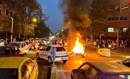İran'da gösteriler yeniden alevlendi
