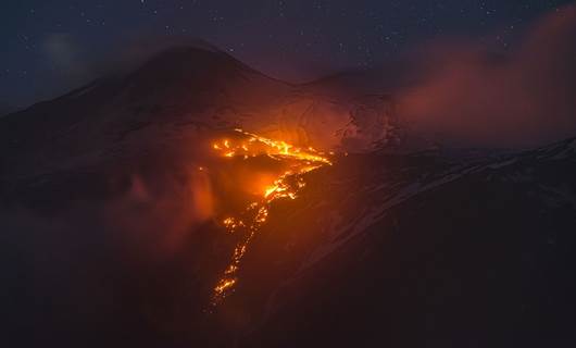 Etna yanardağı yeniden lav püskürtüyor