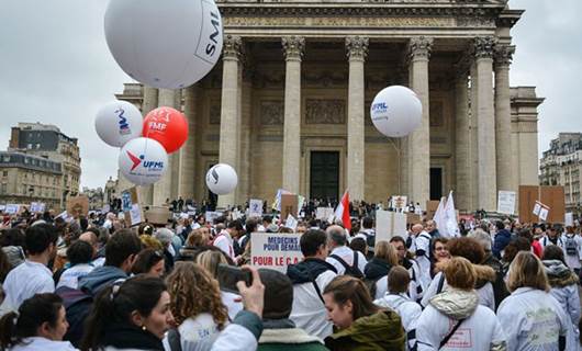 Pratisyen hekimler, Paris'te gösteri düzenledi