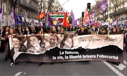 PARİS - Kürtler 10 yıl önce katledilen 3 Kürt kadın siyasetçi için yürüdü