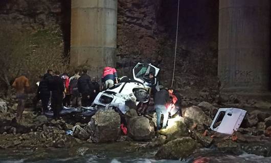 Batman'da feci kaza: Otomobil köprüden dereye uçtu