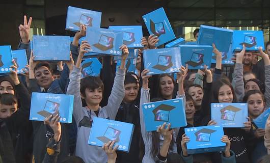 Ji xwendekarên dersa Kurdî hilbijêrin re tablet û pirtûk tên dayîn