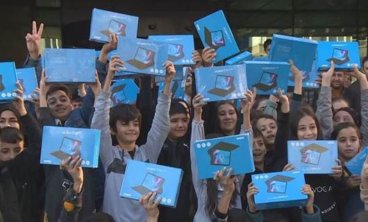 Kürtçe dersleri tercih eden öğrencilere tablet ve kitap hediye edilecek