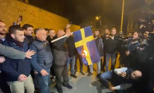 İstanbul'da bir grup İsveç bayrağı yaktı